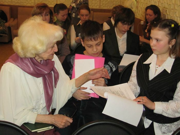Участники конференции обсуждают доклады с вдовой поэта — И.А. Киселевой
